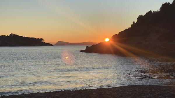 Sonnenuntergang in Griechenland am Strand 